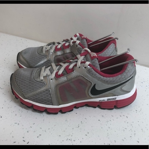Nike dual fusion womens with pink sneakers size 6 - Picture 1 of 8